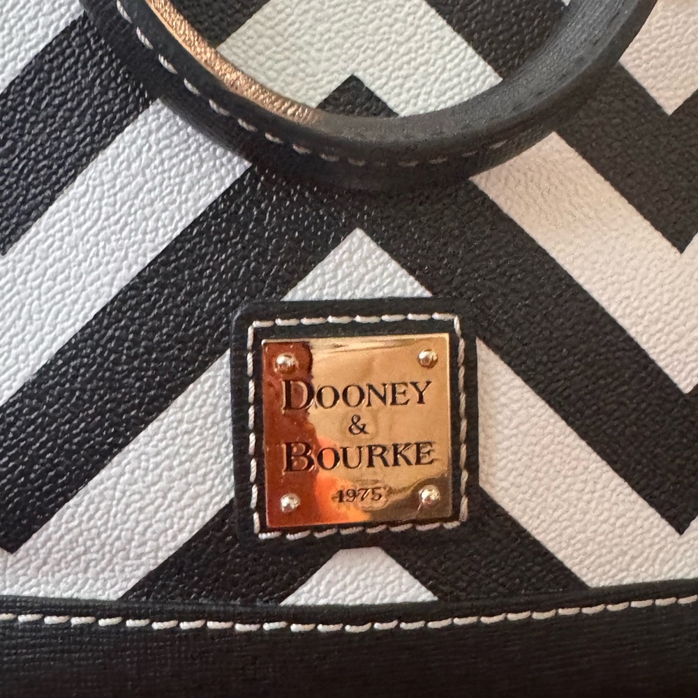 DOONEY & BOURKE Black/White Chevron Ruby Crossbody Bag